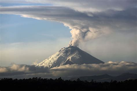 AP APTOPIX Ecuador Volcano