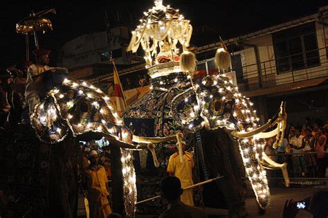 Kandy Esala Perahera 2018 – A Must See Religious and Cultural Festival in Sri Lanka! - Travel ...