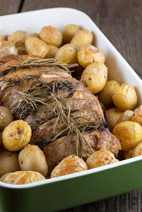 Oven-roasted pork loin with rosemary and potatoes | Ohmydish