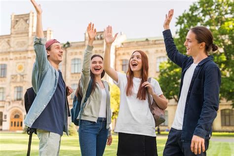 Group of students happy to be back at university | Free Photo