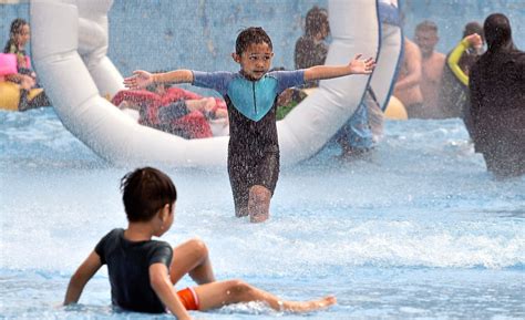 Holidaymakers opt for water theme park in wet season | The Star