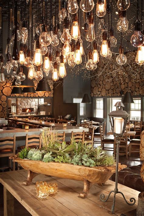 Restaurante rústico-chique com luzes pendentes Rustic Restaurant, Restaurant Lighting ...