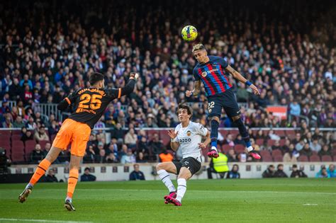 Barcelona vs Valencia Highlights:10-MAN Barcelona sail past Valencia to ...