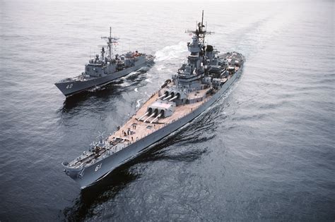 [Photo] Guided missile frigate USS Halyburton receiving fuel from battleship USS Iowa in the ...