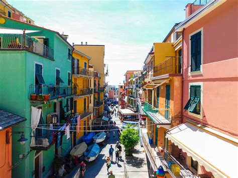 The colourful streets of Manarola. : travel