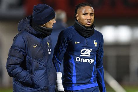 Christopher Nkunku leaves France training with knock - Get French ...