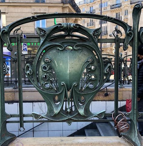 The decorative secrets of Paris metro entrances | Un jour de plus à Paris