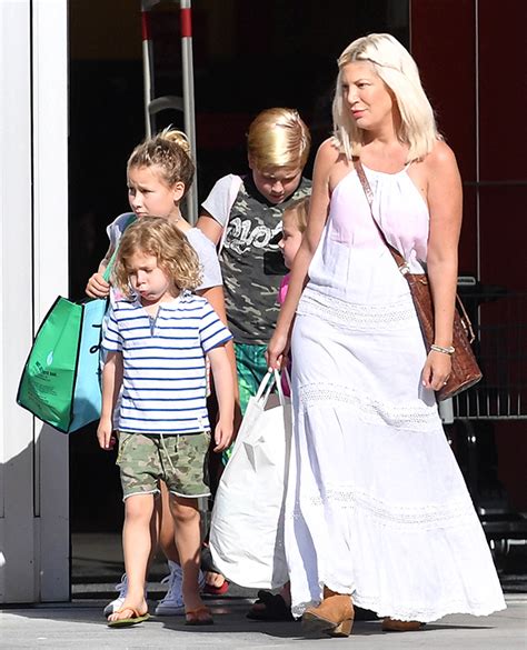 Tori Spelling & Kids Arrive At Friend’s House With Belongings After ...