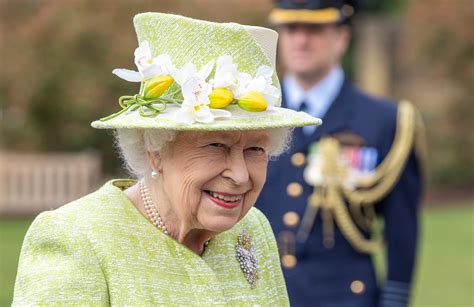 The Queen Wore a Springy Green for Her First Public Appearance of the ...