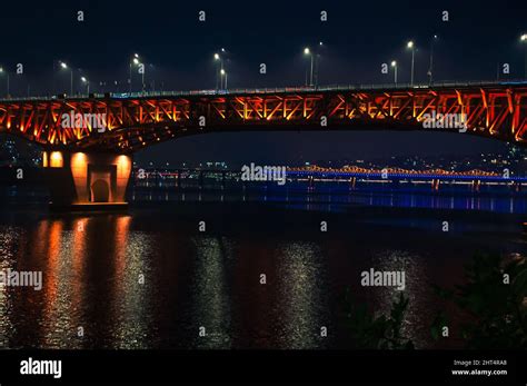 Night view of a Seongsu Bridge crossing Han River in Seoul, South Korea ...