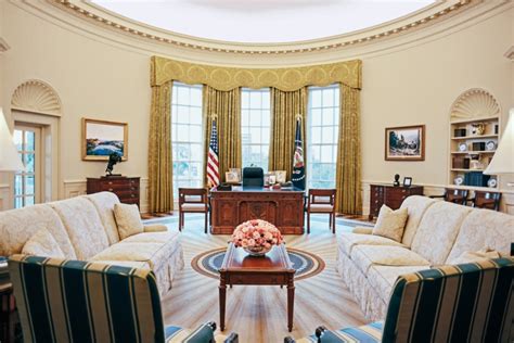 Trump Oval Office Decor - Spot The Change In President Trump S Oval ...