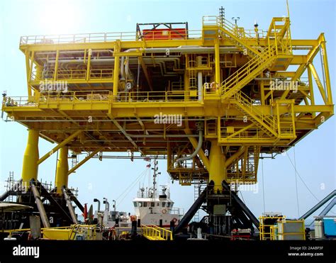 Oil rig construction yard hi-res stock photography and images - Alamy