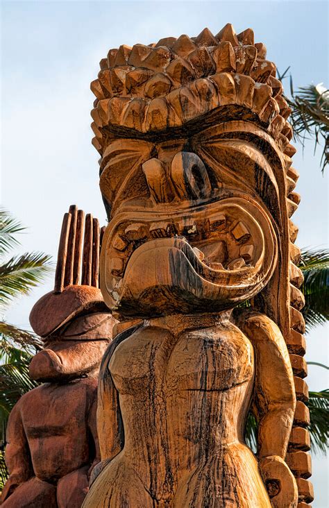 Hawaii, Oahu, Large Wooden Tiki Statues … – License image – 70518799 lookphotos