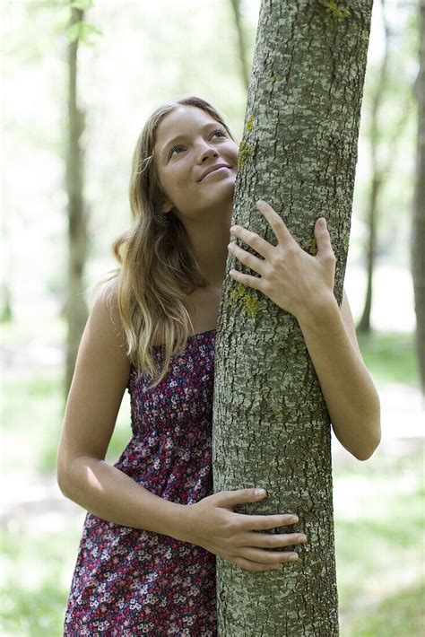 Young woman hugging tree – License image – 70507000 lookphotos