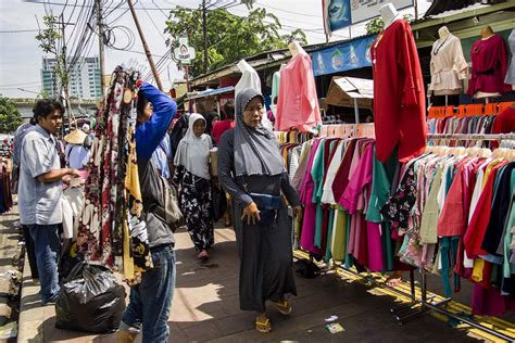 Sandiaga to turn Tanah Abang into 'Grand Bazaar' - City - The Jakarta Post