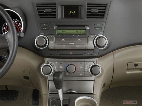 2010 Toyota Highlander: 11 Interior Photos | U.S. News