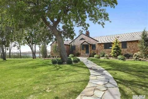 Anderson Cooper Sells His Westhampton Home for $2.97 Million - Closer ...