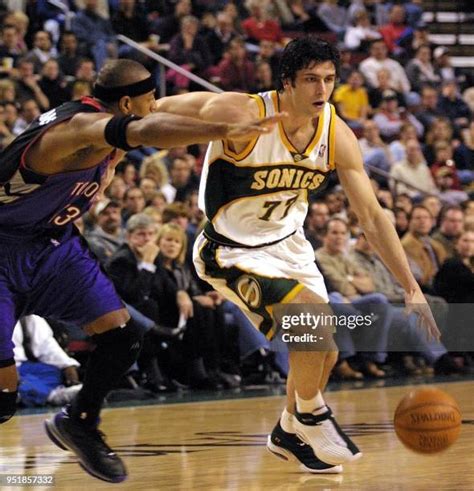 673 Toronto Raptors V Seattle Supersonics Photos & High Res Pictures ...