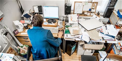 Cluttered desk, cluttered mind • Karen Kingston's Blog