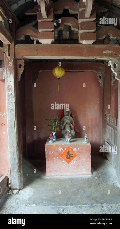 traditional chinese temple in hoi an Stock Photo - Alamy