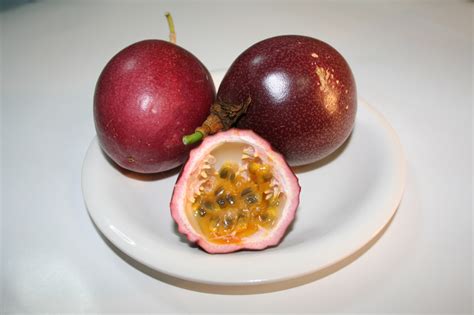 File:Passion fruit red.jpg - Wikimedia Commons