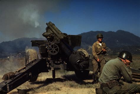 M114 155 mm howitzer and crew in action. 1953 : r/KoreanWar