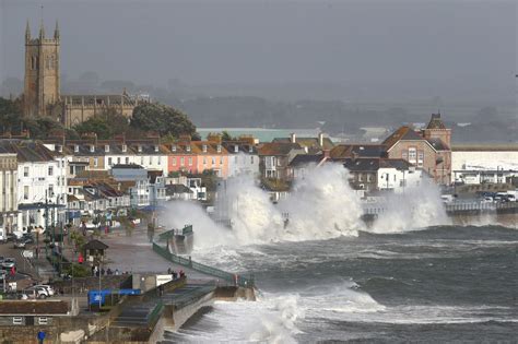 Storm Ophelia hits Ireland, prompting first ever severe weather alert for the entire country ...