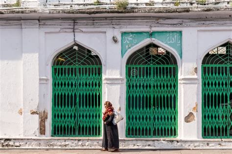 Una Musulmana India Caminando Por Los Arcos Blancos De La Antigua Mezquita Masjid De La Meca ...