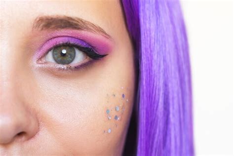 Premium Photo | Young woman with violet hair with purple and pink eye shadow and glitter on the ...