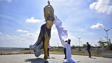 This is what Shakira's sculpture looks like in her native Barranquilla - Daily News