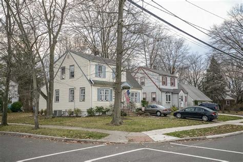 Residential street corner in Cherry Hill, VA