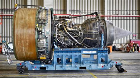 United Airlines Boeing 777 engine PW4000 at San Francisco Airport 2018 ...