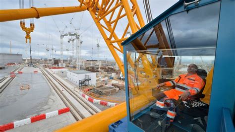 Hinkley Point: World's largest crane begins work in Somerset