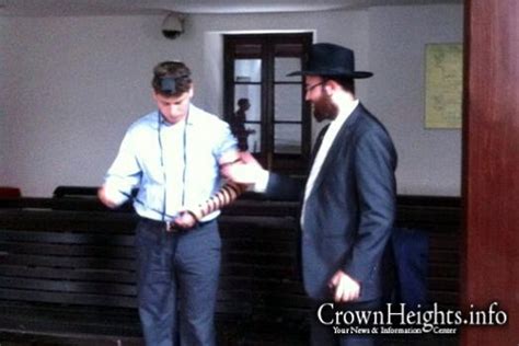 Picture of the Day: Avner Netanyahu Puts on Tefillin | CrownHeights ...