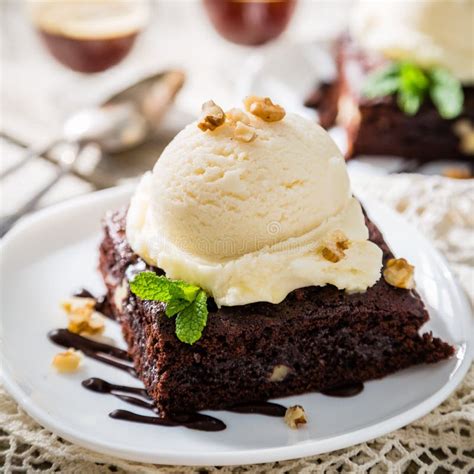 Brownie Del Chocolate Con Helado, Las Nueces Y La Menta De Vainilla Imagen de archivo - Imagen ...