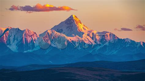 贡嘎雪山日照金山8k_7680X4320_高清视频素材下载(编号:7291892)_实拍视频_光厂(VJ师网) www.vjshi.com