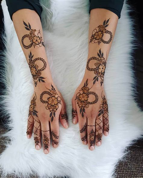 Minimalistic Arabic Mehndi Design Ideas For Intimate Weddings