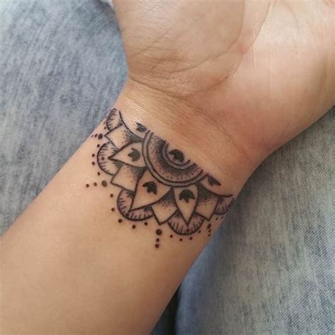 Tatuagens no pulso 2017 – Inspire-se Wrist Tattoos For Women, Small Wrist Tattoos, Tattoo ...