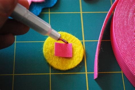 Easy DIY no-sew felt flower bracelets {free pattern} - Merriment Design
