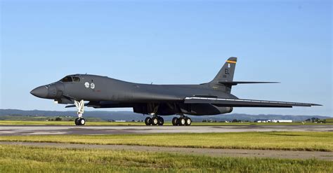 US flies heavy B-1 Lancer bombers over East Siberian Sea