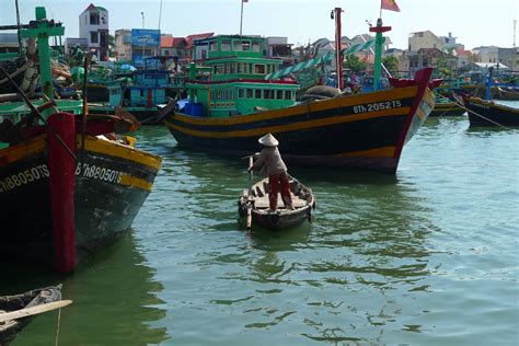 Vietnamese fishing boats from north of Saigon photographed by Matt Atkin – intheboatshed.net