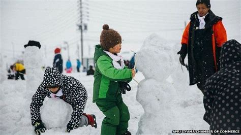 Japan: New world record set for building snowmen - BBC News