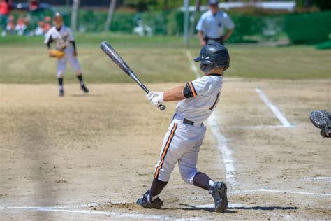 Kids Baseball Bat Sizes: 3 Important Factors (Charts)