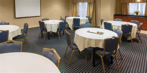 Buffalo Airport Hotel In Cheektowaga, NY | Holiday Inn Express & Suites Buffalo - Airport