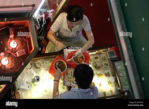 hawker stall, chinatown, singapore Stock Photo - Alamy