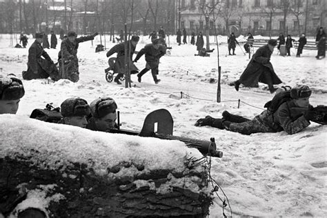 [Photo] Soviet troops in exercise on Chistoprudny Boulevard in Moscow, Russia, 1 Dec 1941 ...