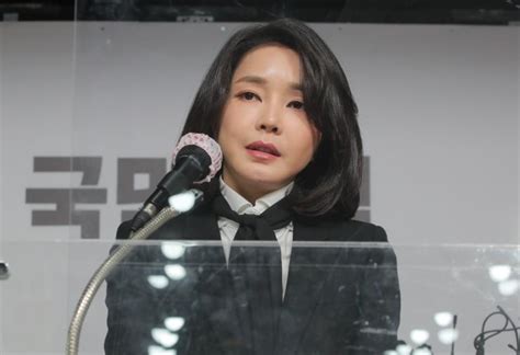 Yoon's wife publicly apologizes over allegations of falsifying resumes ...