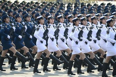 Female generals participate in military parade for first time_70th Anniversary of the Founding ...