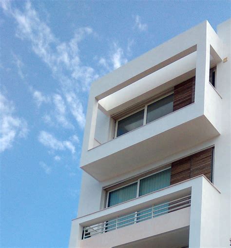 Cantilevered balconies | Cantilever balcony, House styles, House