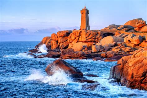 Leuchtturm Von Ploumanach Auf Cote De Granite Rose, Bretagne ...